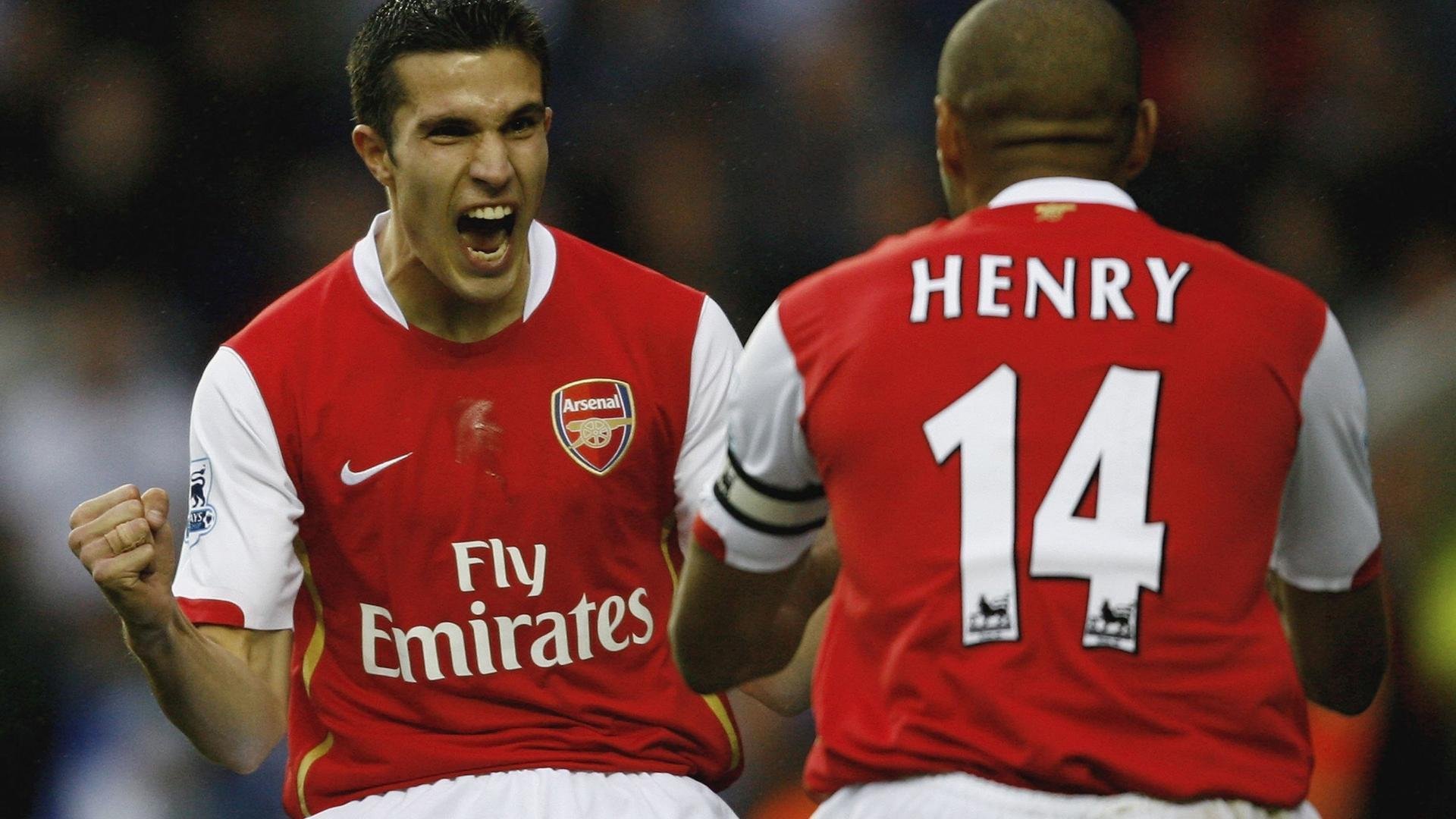 绿茵场与电竞馆的共鸣，当C罗迎七季巅峰，RNG的胜利号角震彻云端，双王并冕，C罗七季称雄，RNG号角彻云